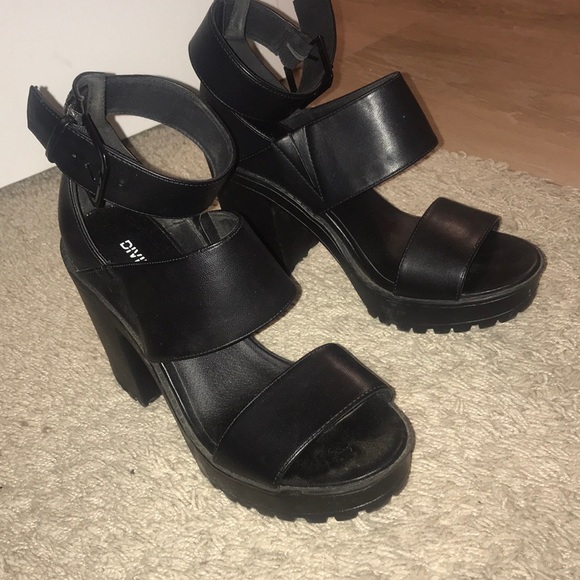 Chunky platform sandal, black size 7.5. - Picture 2 of 4